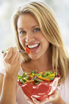woman-eating-salad